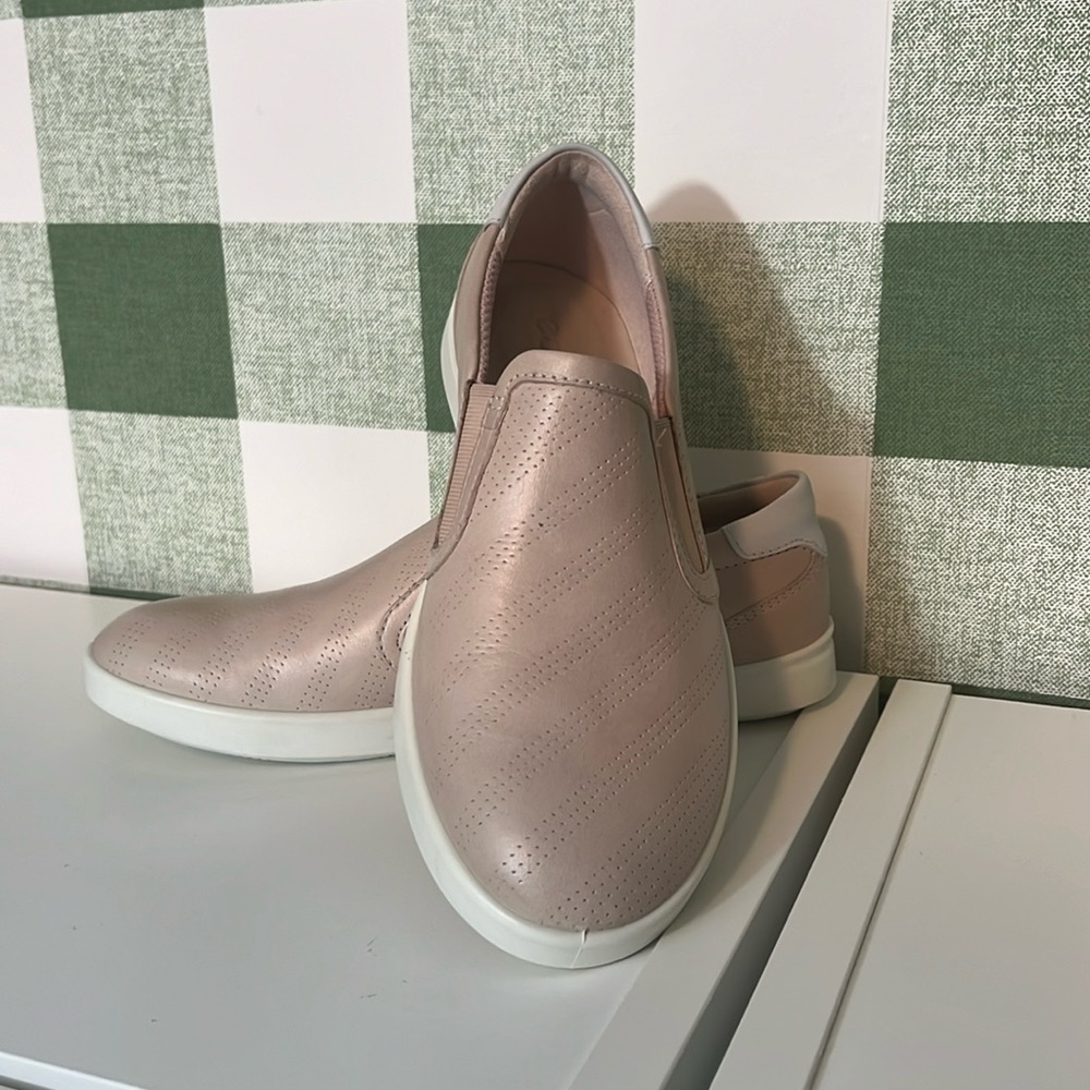 NWOT ECCO Soft 7 II Slip On Color “Powder” Pale Pink Size 35 M